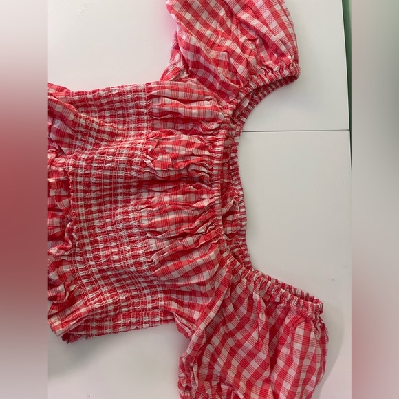 Japna Tops - This a large smocked crop top buff sleeves red plaid